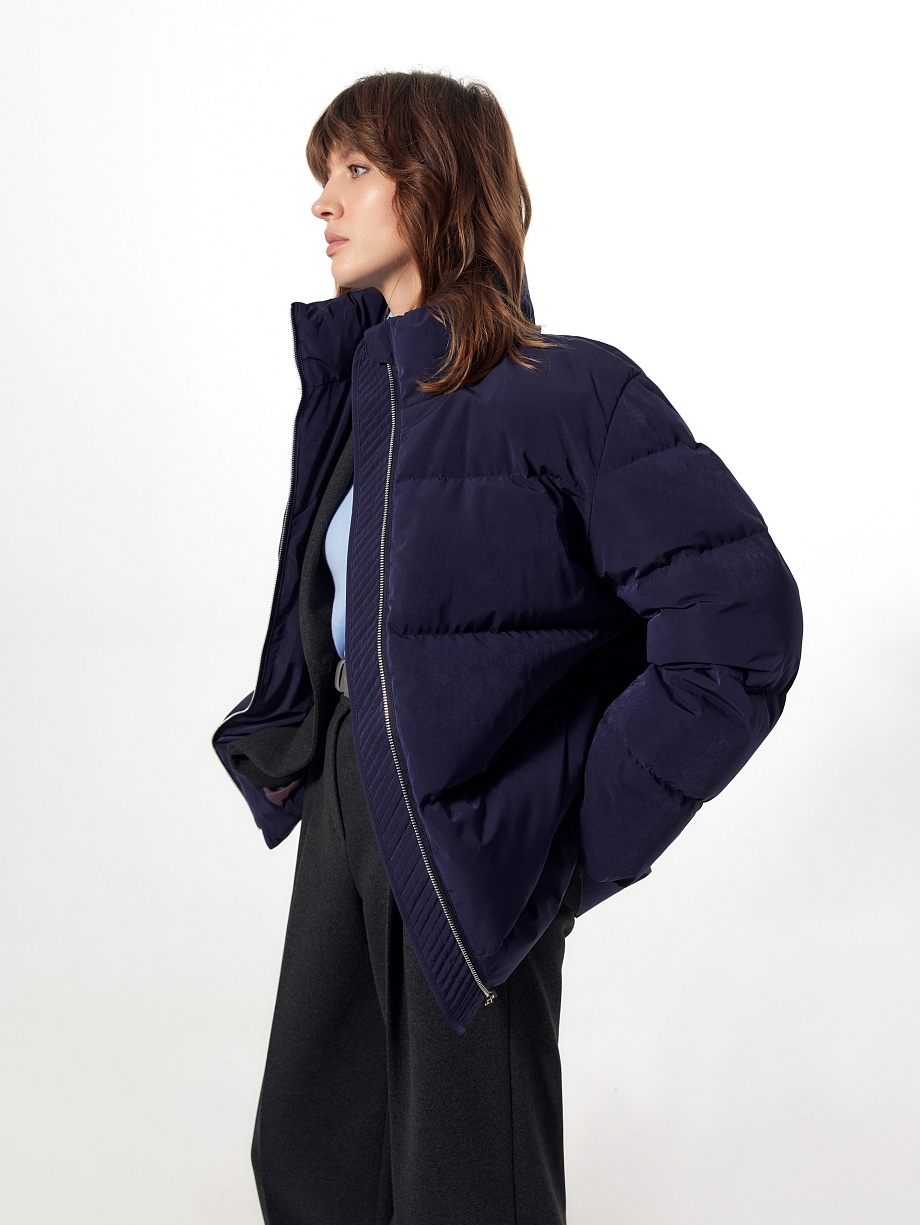 Укороченный пуховик с утеплителем 90% пух и 10% перо и капюшоном