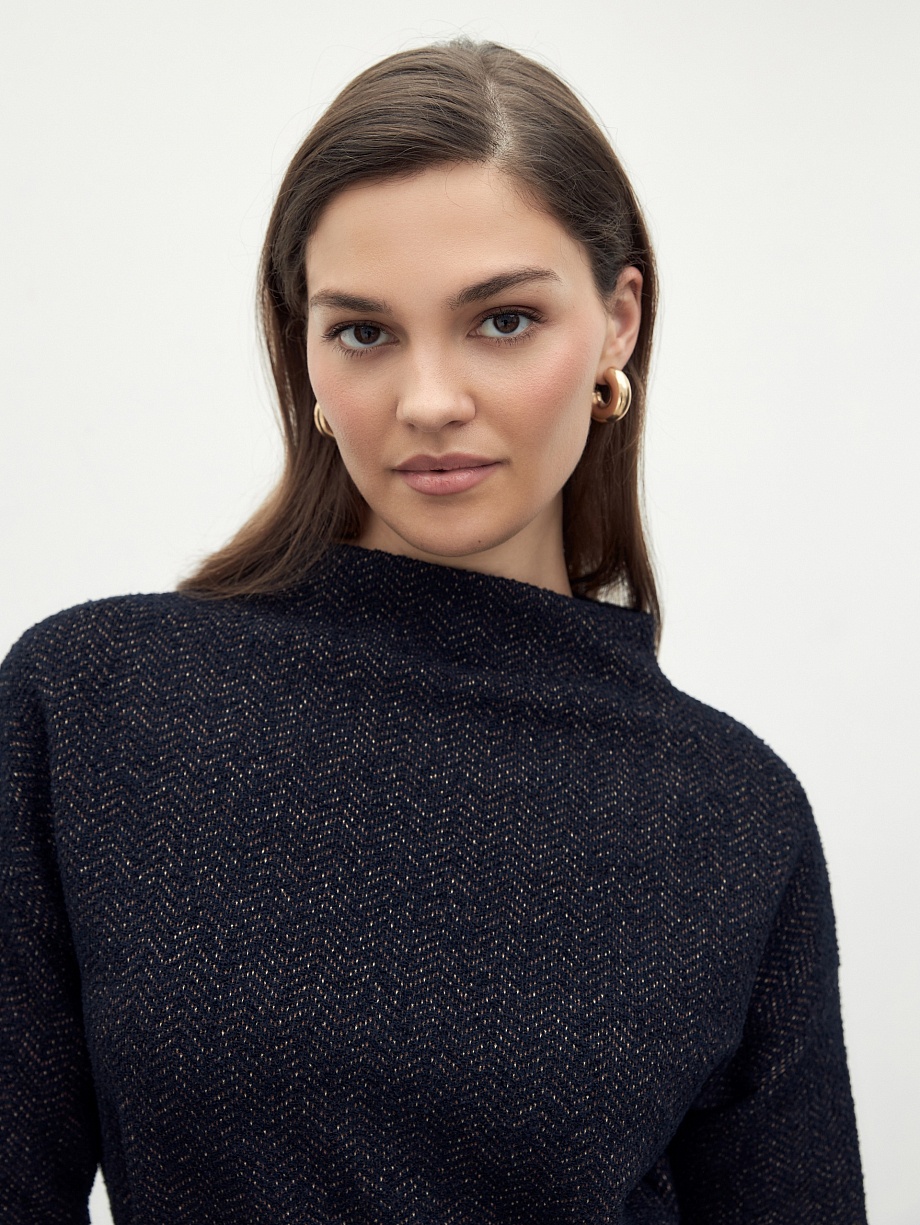 Платье из фактурного трикотажа с воротником-стойка