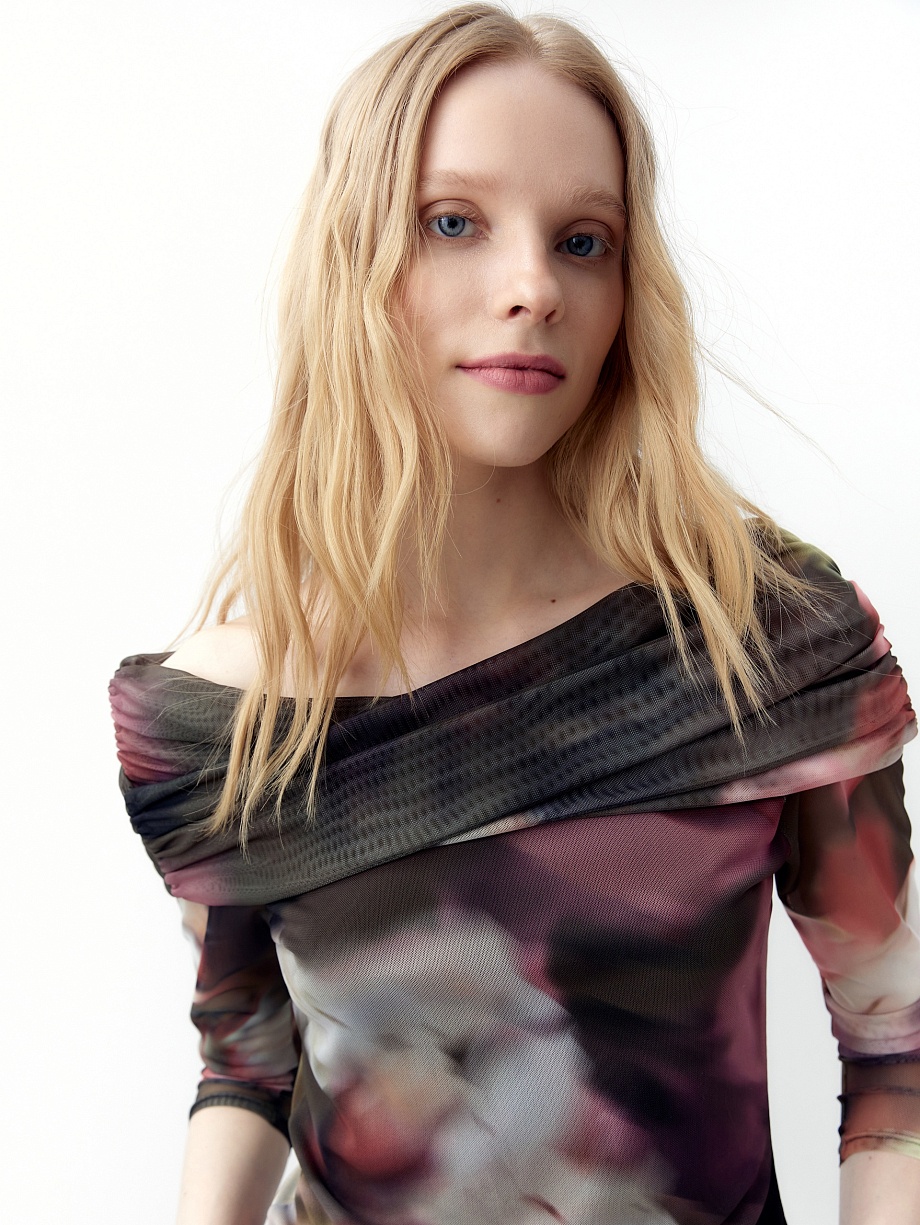 Блуза с открытыми плечами