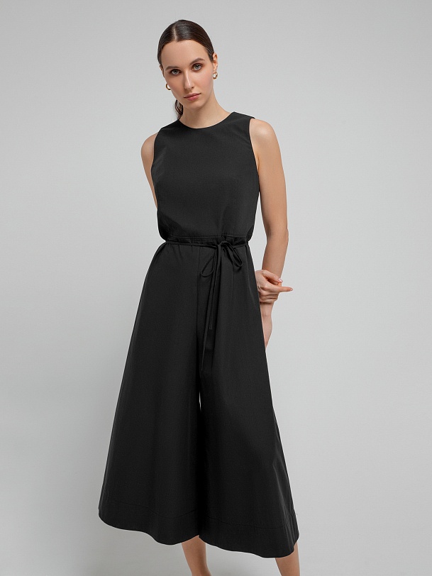 Летний комбинезон из тонкого хлопка с вырезом на спине