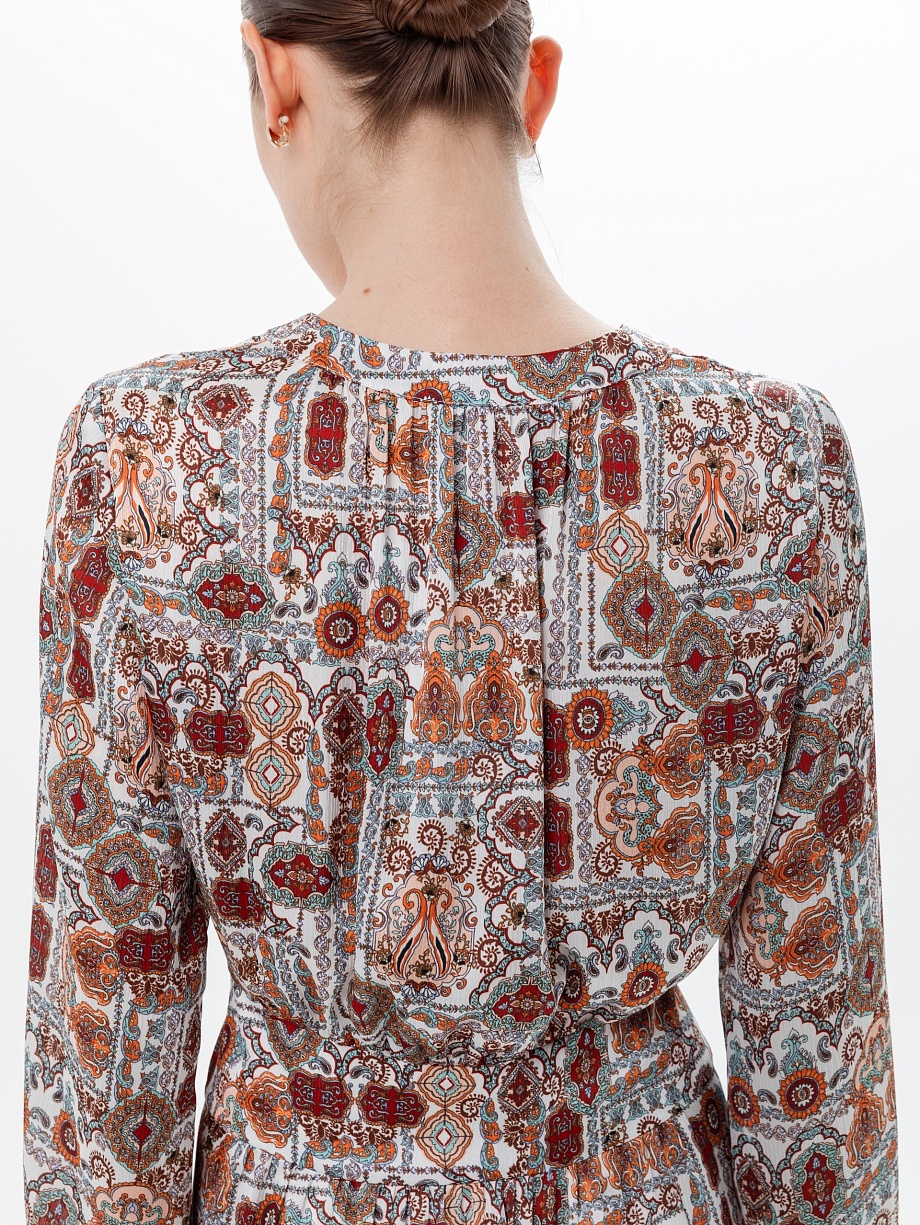 Свободное приталенное платье с восточным принтом