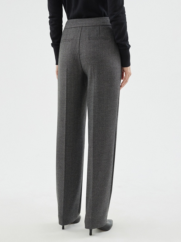 Классические прямые брюки со стрелками из костюмной ткани с принтом "елочка"