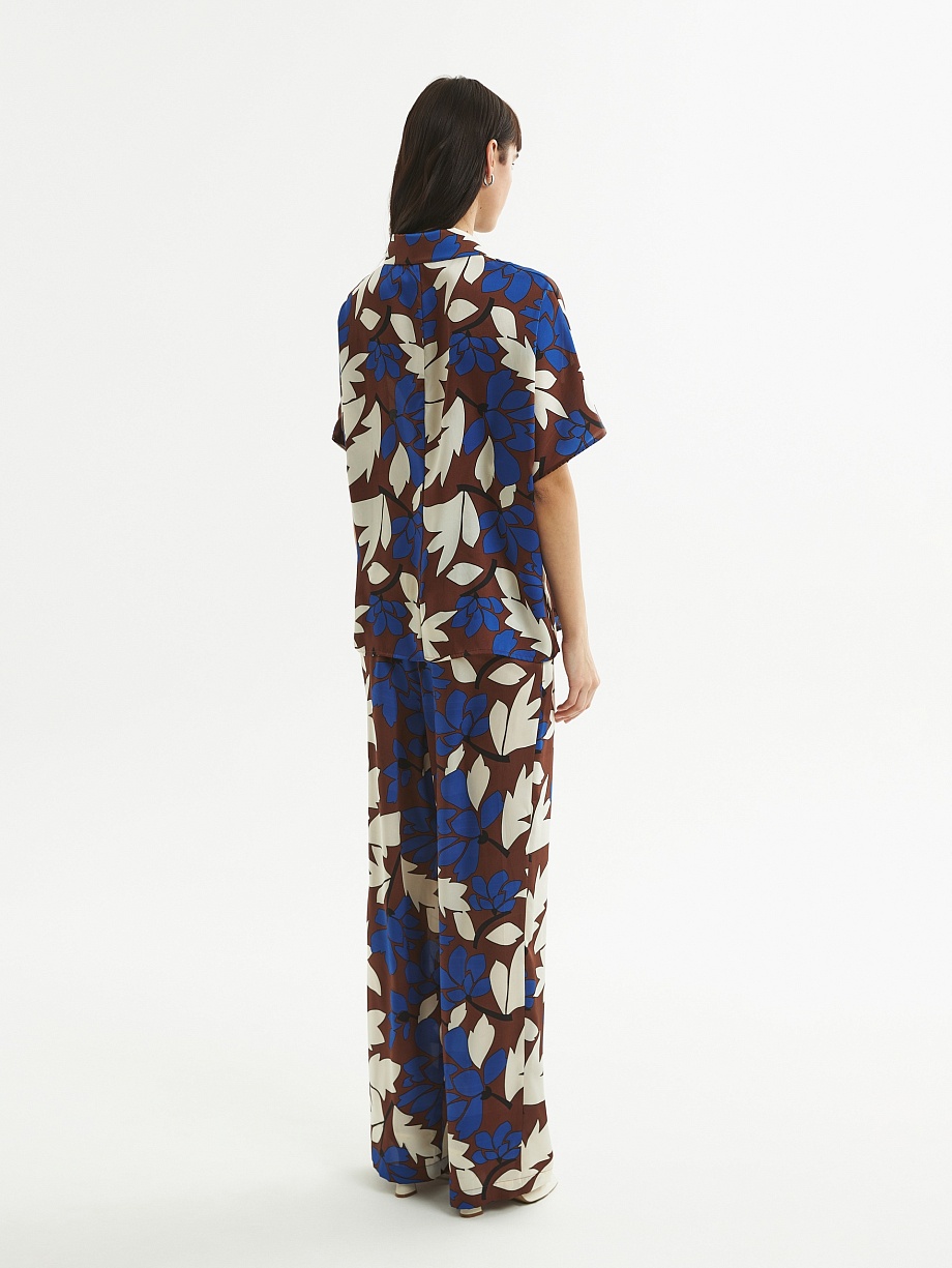 Свободная блуза с крупным цветочным принтом