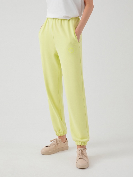 Брюки-джоггеры в стиле спорт-шик