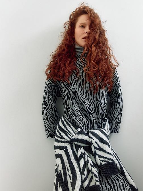 Свободное трикотажное платье в принте "зебра"