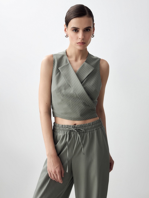 Жилет с лацканами и завязками на спине