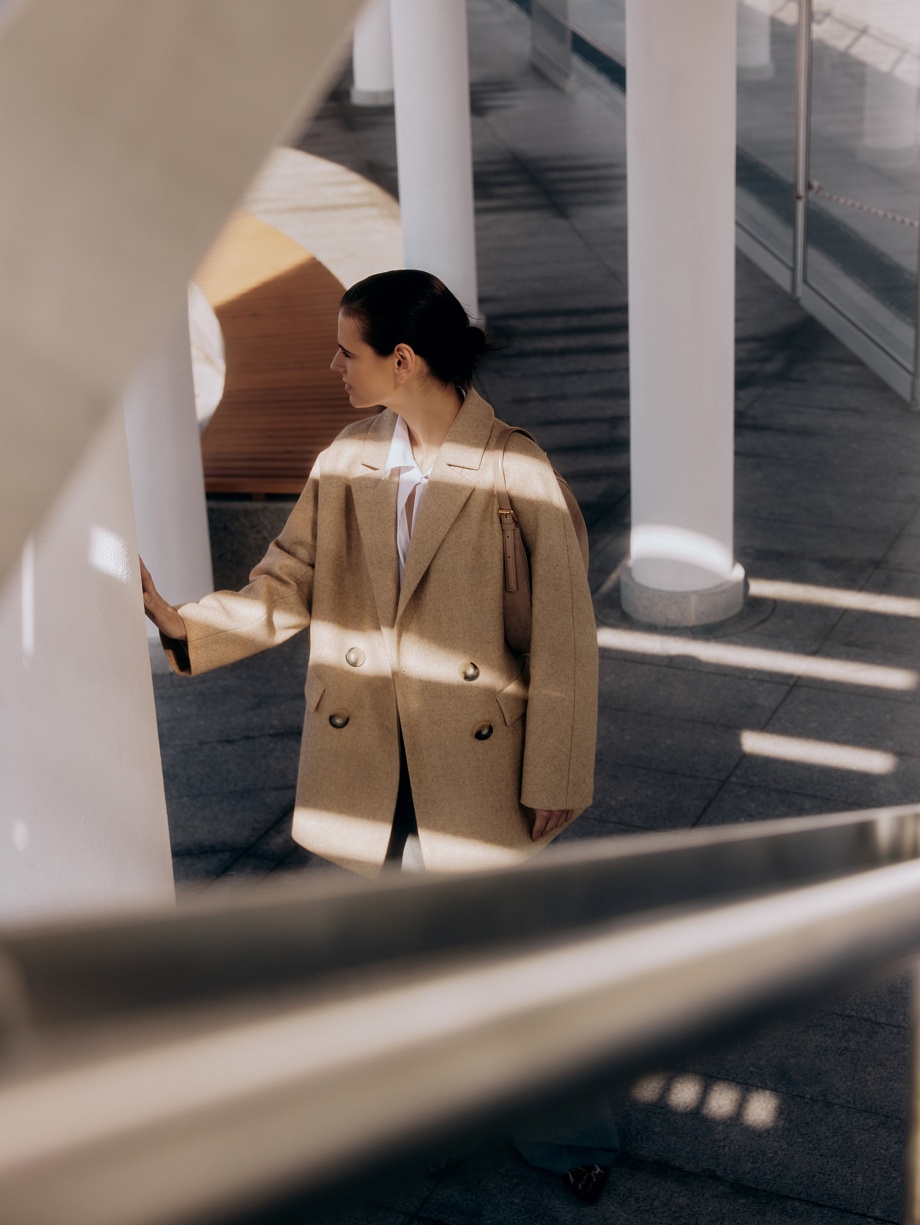 Укороченное двубортное пальто из шерсти