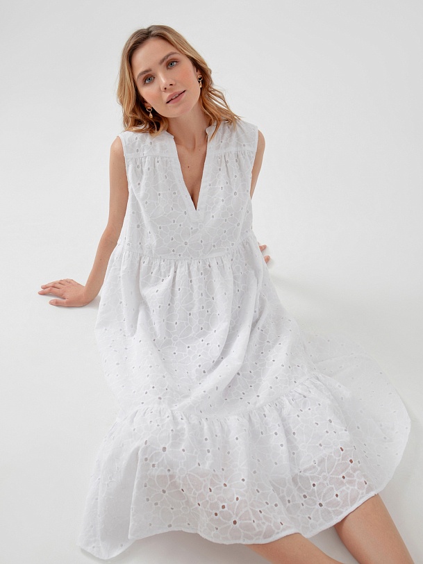 Кружевное платье-кроше без рукавов