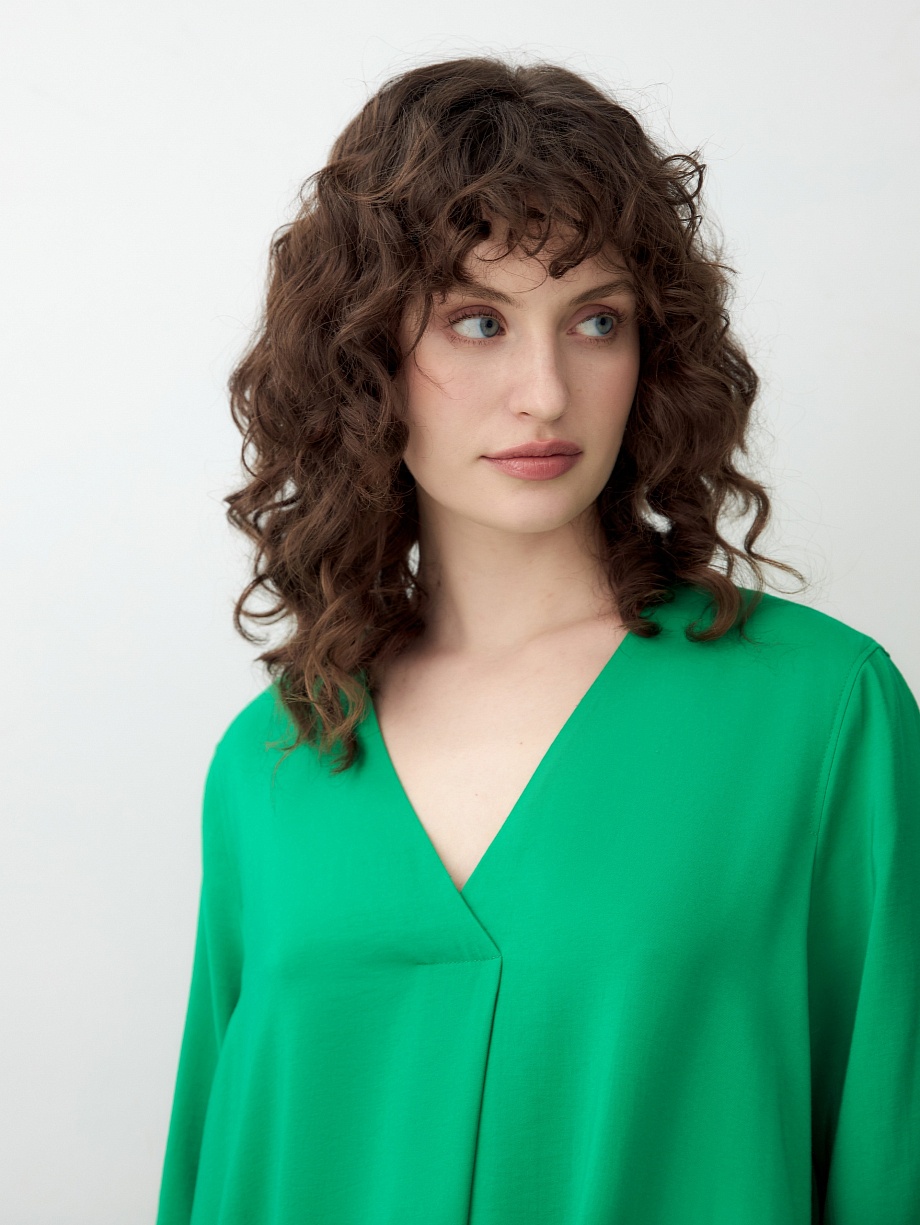 Прямое платье из вискозы с V-образным вырезом и поясом