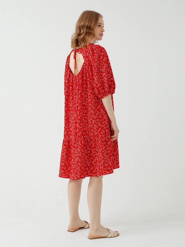 Яркое свободное платье с вырезом на спине