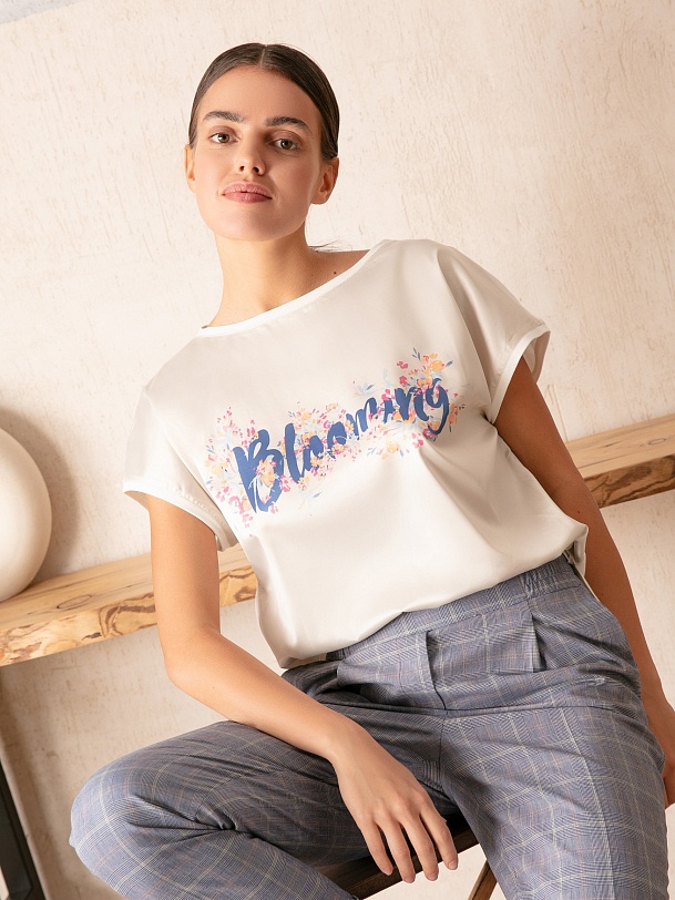 Футболка женская с надписью Blooming