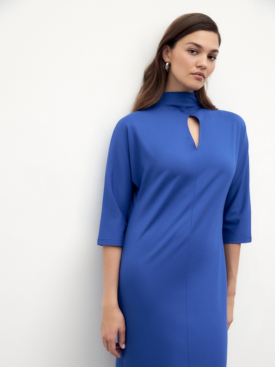 Трикотажное платье-миди в васильковом цвете