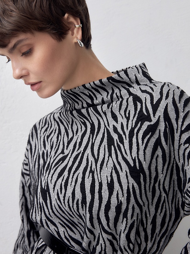 Свободное трикотажное платье в принте "зебра"