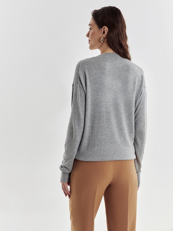 Базовый джемпер с V-образным вырезом