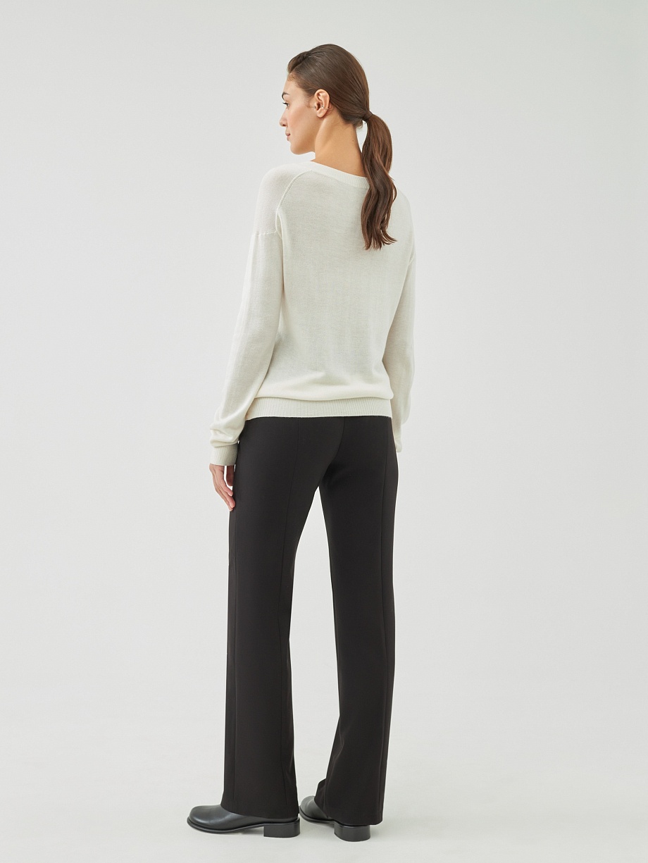 Классический джемпер с V-образным вырезом горловины