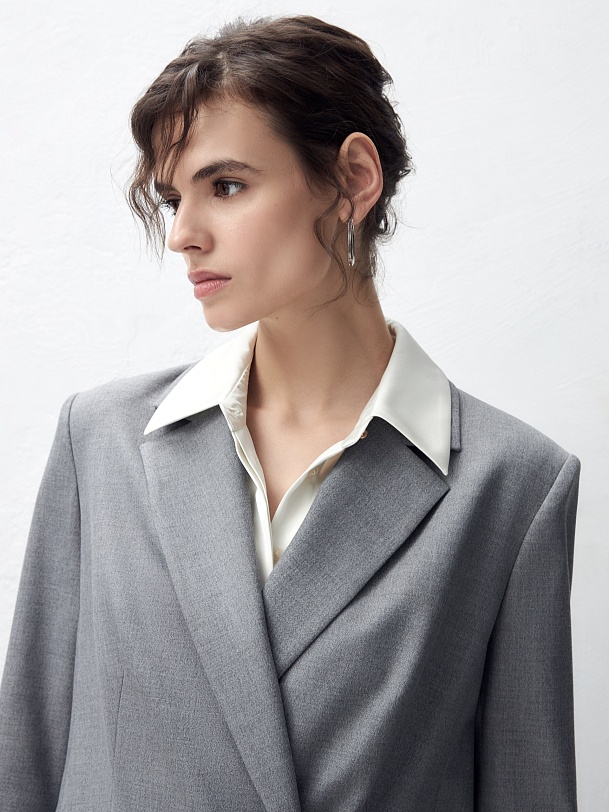 Приталенный двубортный жакет из костюмной ткани