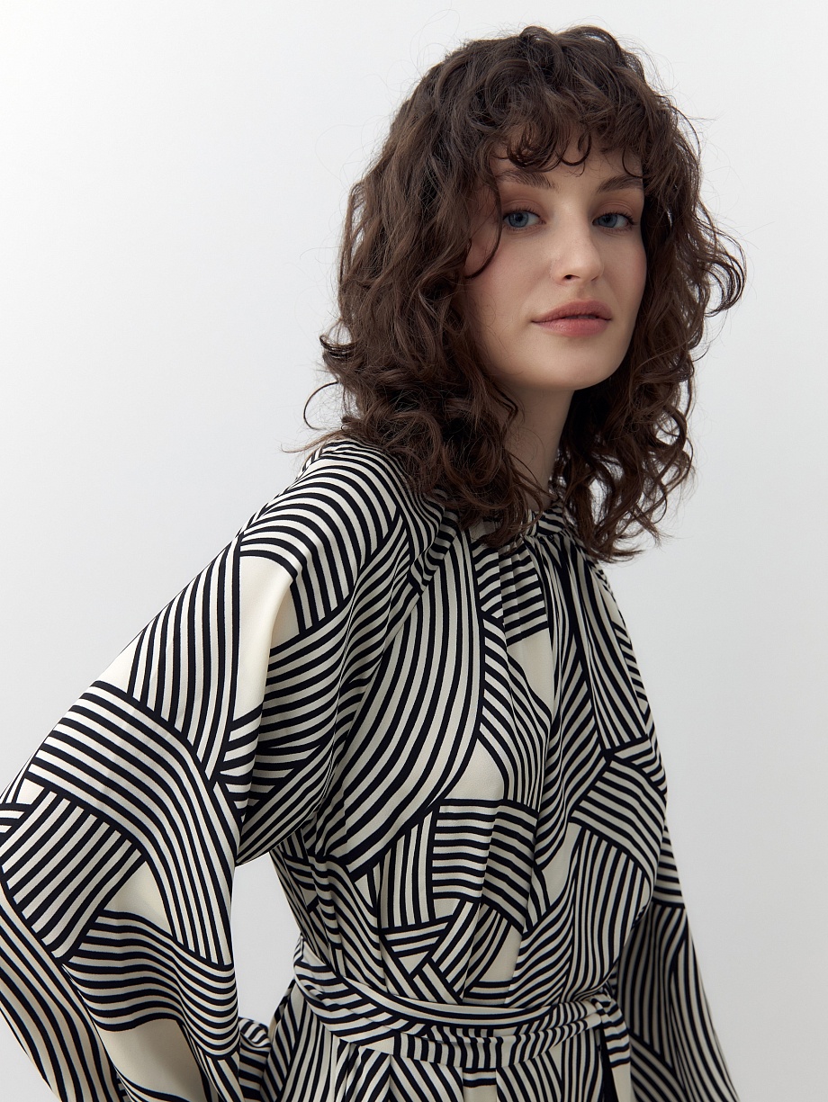 Свободное атласное платье