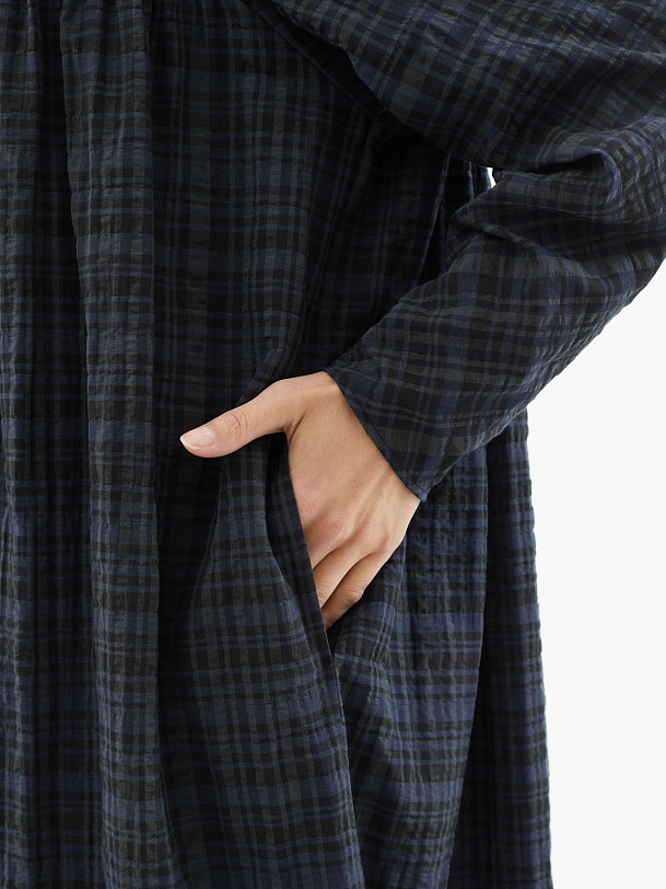 Свободное платье из фактурной ткани в клетку