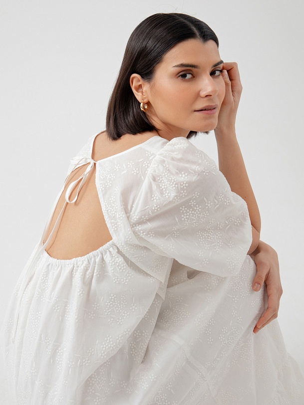 Объёмное хлопковое платье с вышивкой