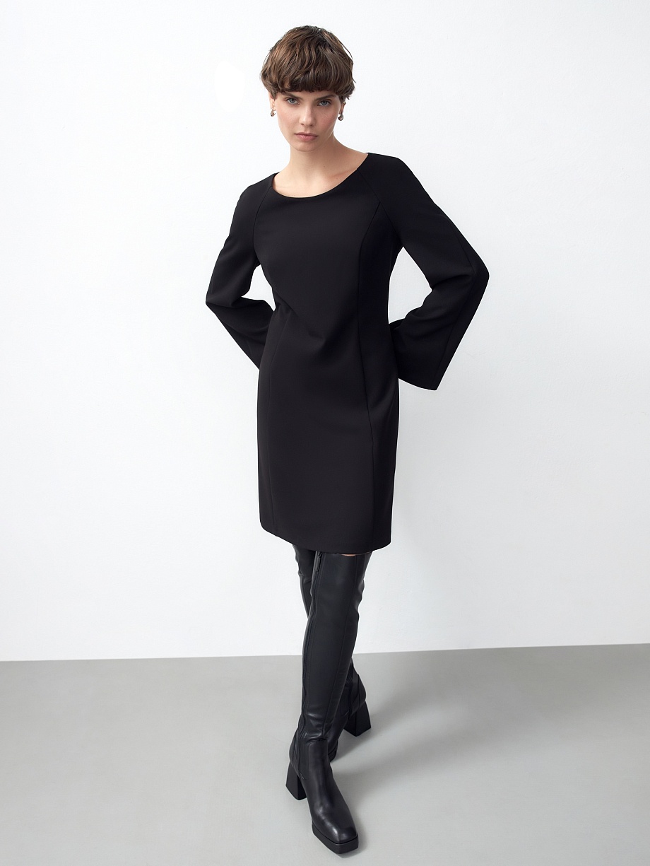 Приталенное платье из костюмной ткани с рукавами клёш