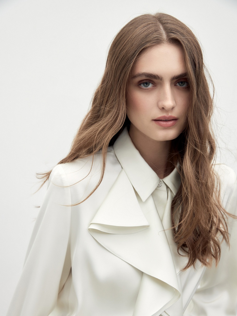 Атласная блуза с воланом