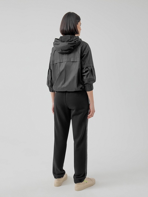 Куртка-ветровка женская с капюшоном