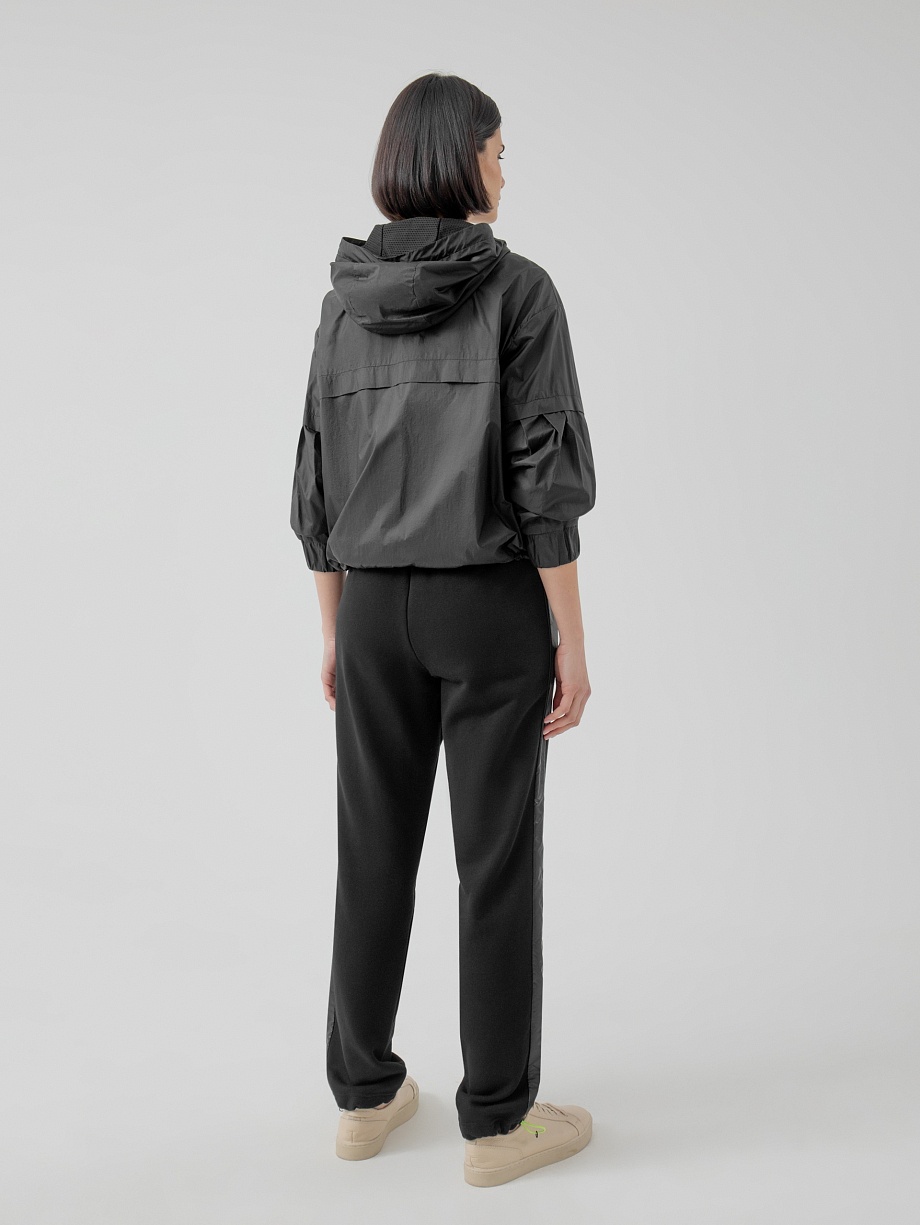 Куртка-ветровка женская с капюшоном