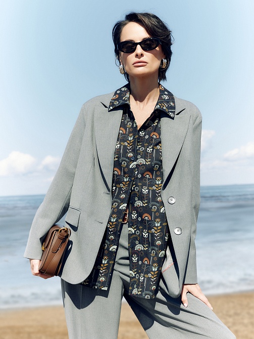 Жакет со спущенным плечом из костюмной ткани