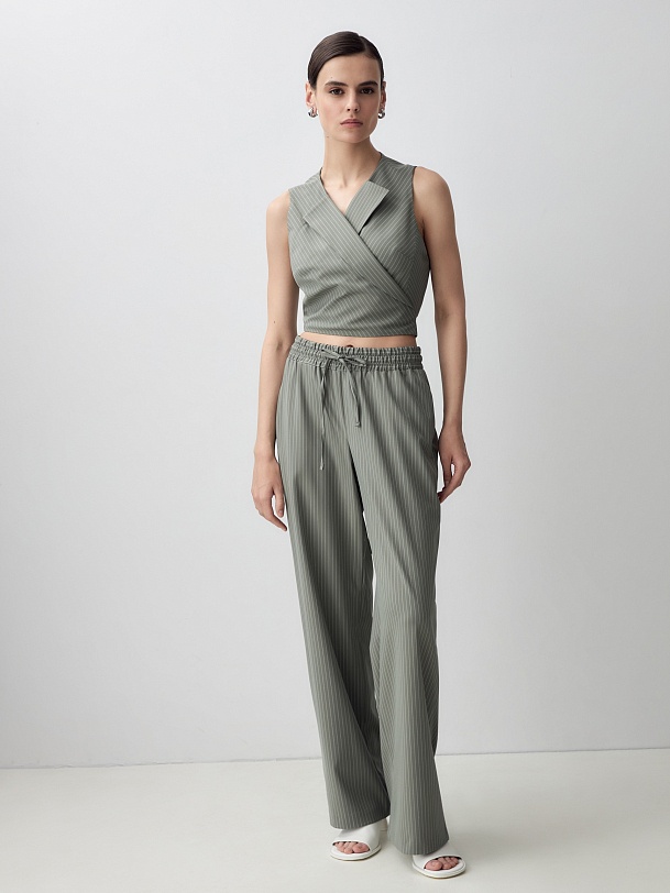 Жилет с лацканами и завязками на спине