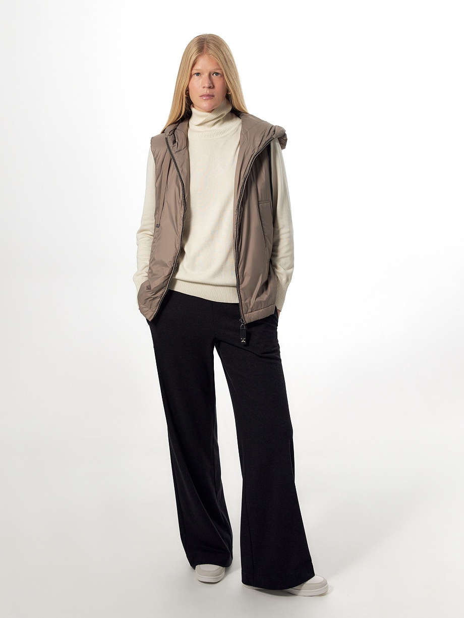 Жилет с шерстяным утеплителем и капюшоном