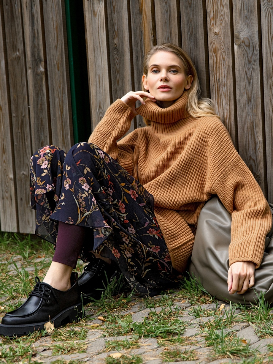 Свободный свитер из фактурного вязаного трикотажа