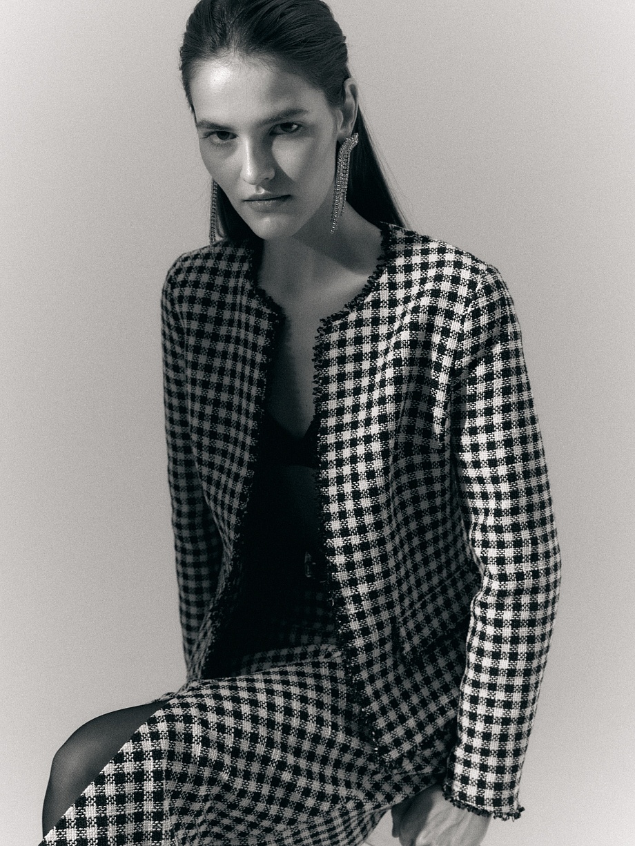 Укороченный жакет из чёрно-белой твидовой ткани