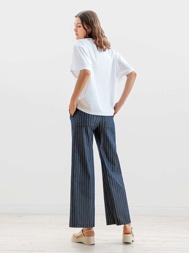 Белая прямая футболка с цветочным принтом