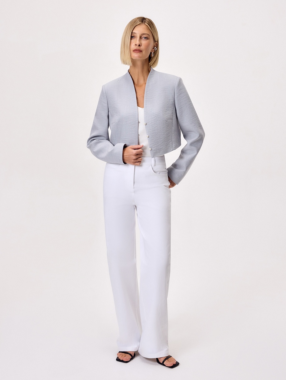 Укороченный жакет с декоративными пуговицами