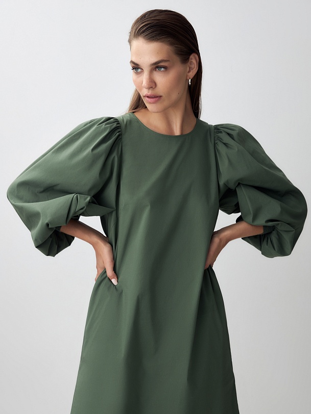 Свободное платье с объёмными рукавами