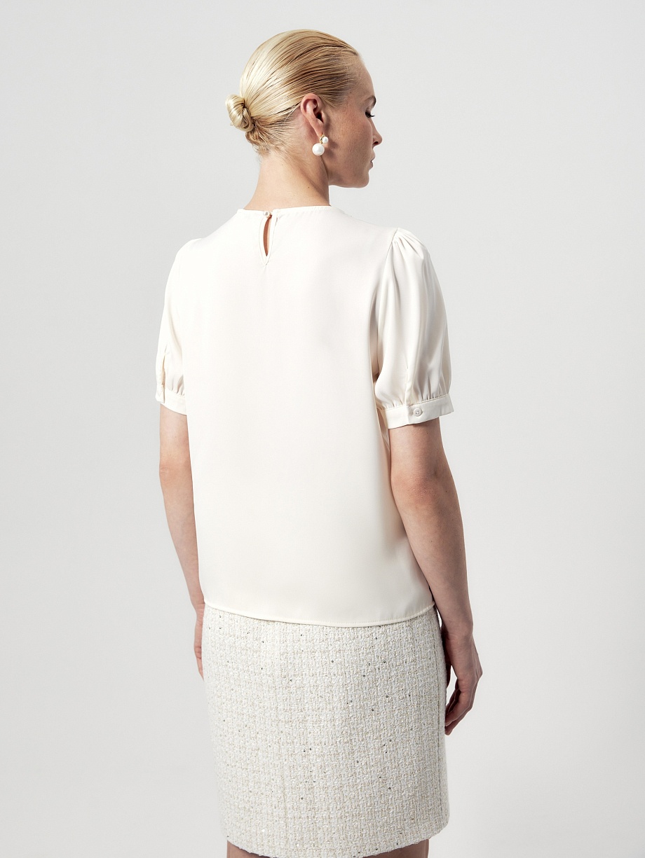 Блуза из атласа с декоративной горловиной