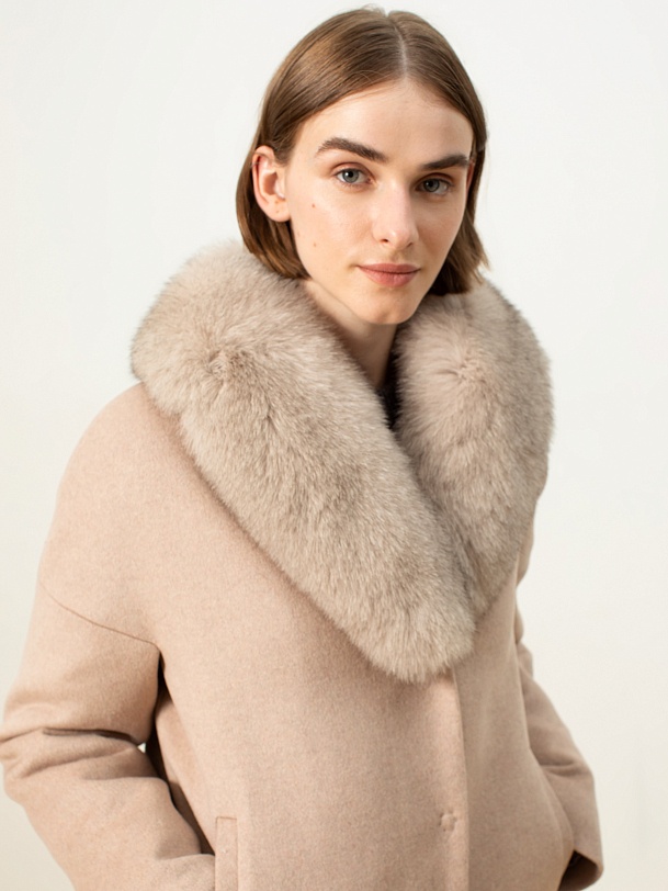 Зимнее пальто из шерсти с мембраной и меховым воротником