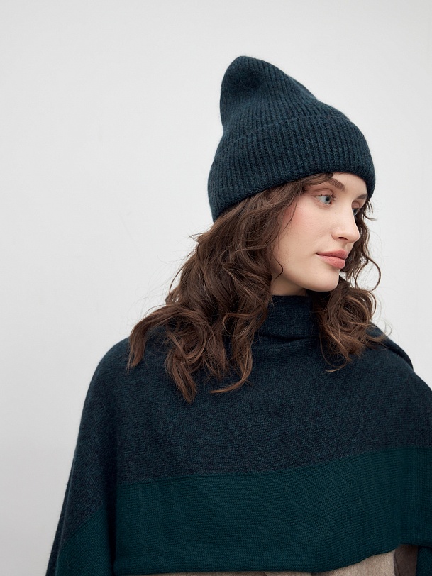 Шапка бини из мягкой пряжи с ангорской шерстью
