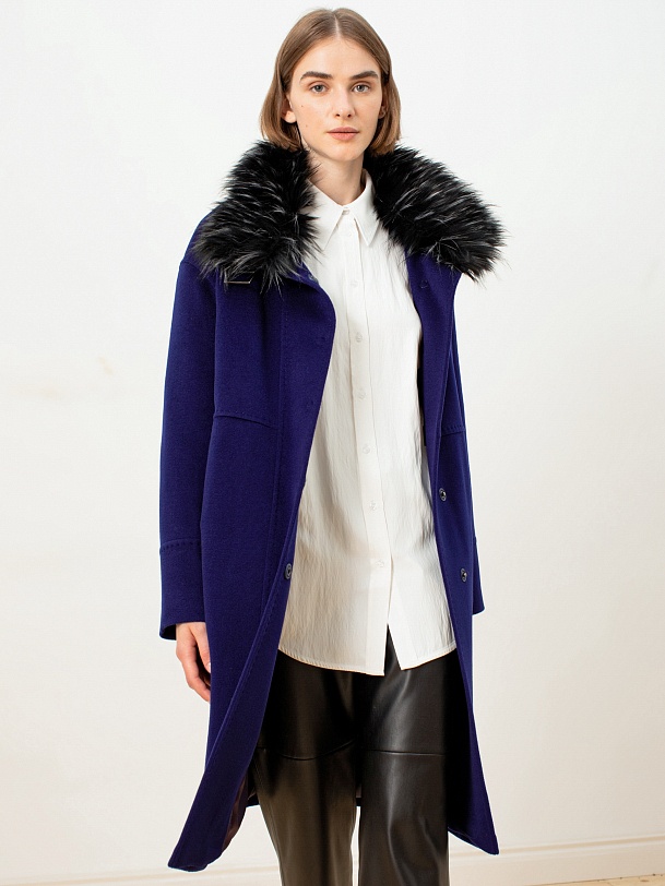 Зимнее пальто из шерсти с мембраной и меховым воротником