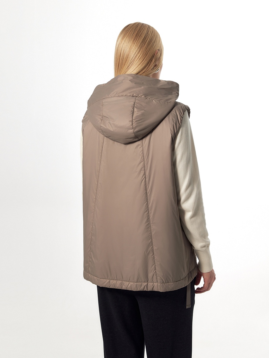 Жилет с шерстяным утеплителем и капюшоном