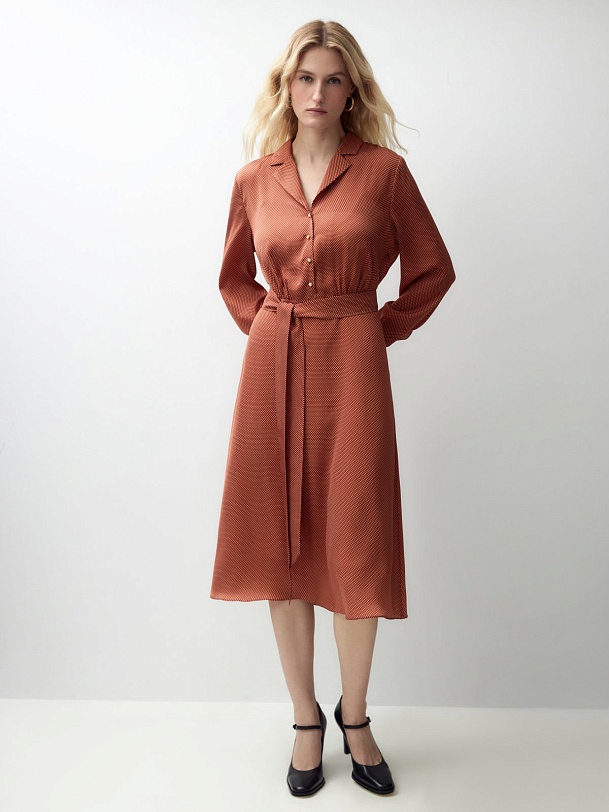 Платье-рубашка в горошек с поясом