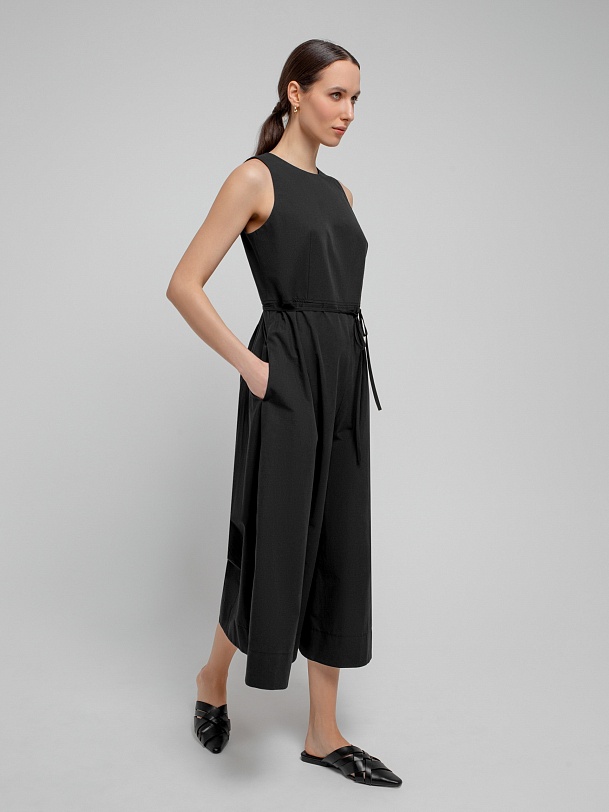 Летний комбинезон из тонкого хлопка с вырезом на спине