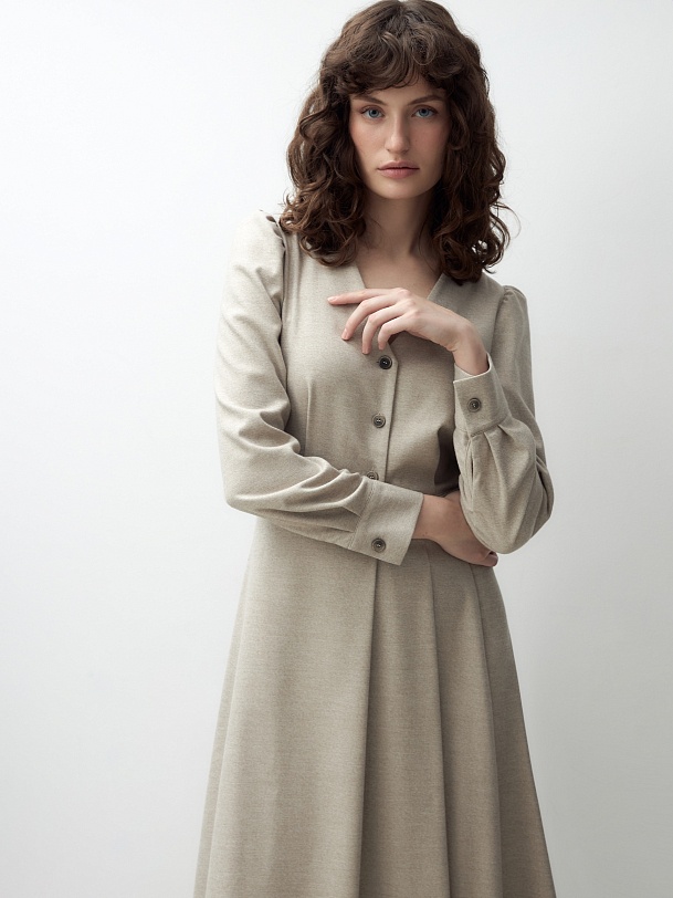 Приталенное платье на запах из костюмной ткани