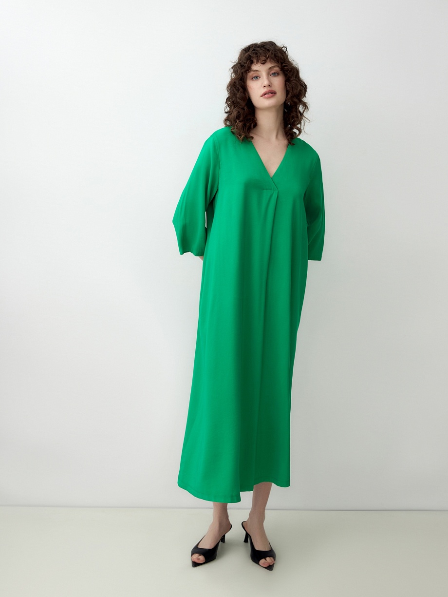 Прямое платье из вискозы с V-образным вырезом и поясом