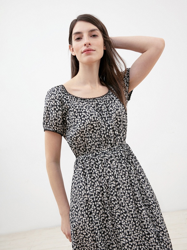 Платье с открытыми плечами