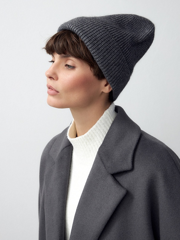 Демисезонная вязаная шапка-бини с ангорой
