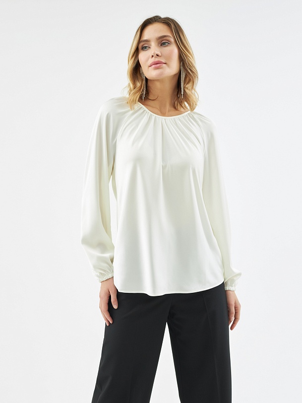 Женственная блуза из атласной ткани