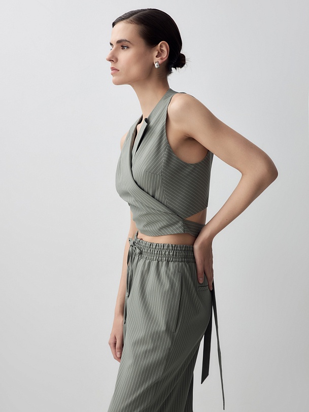 Жилет с лацканами и завязками на спине