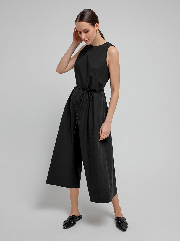 Летний комбинезон из тонкого хлопка с вырезом на спине