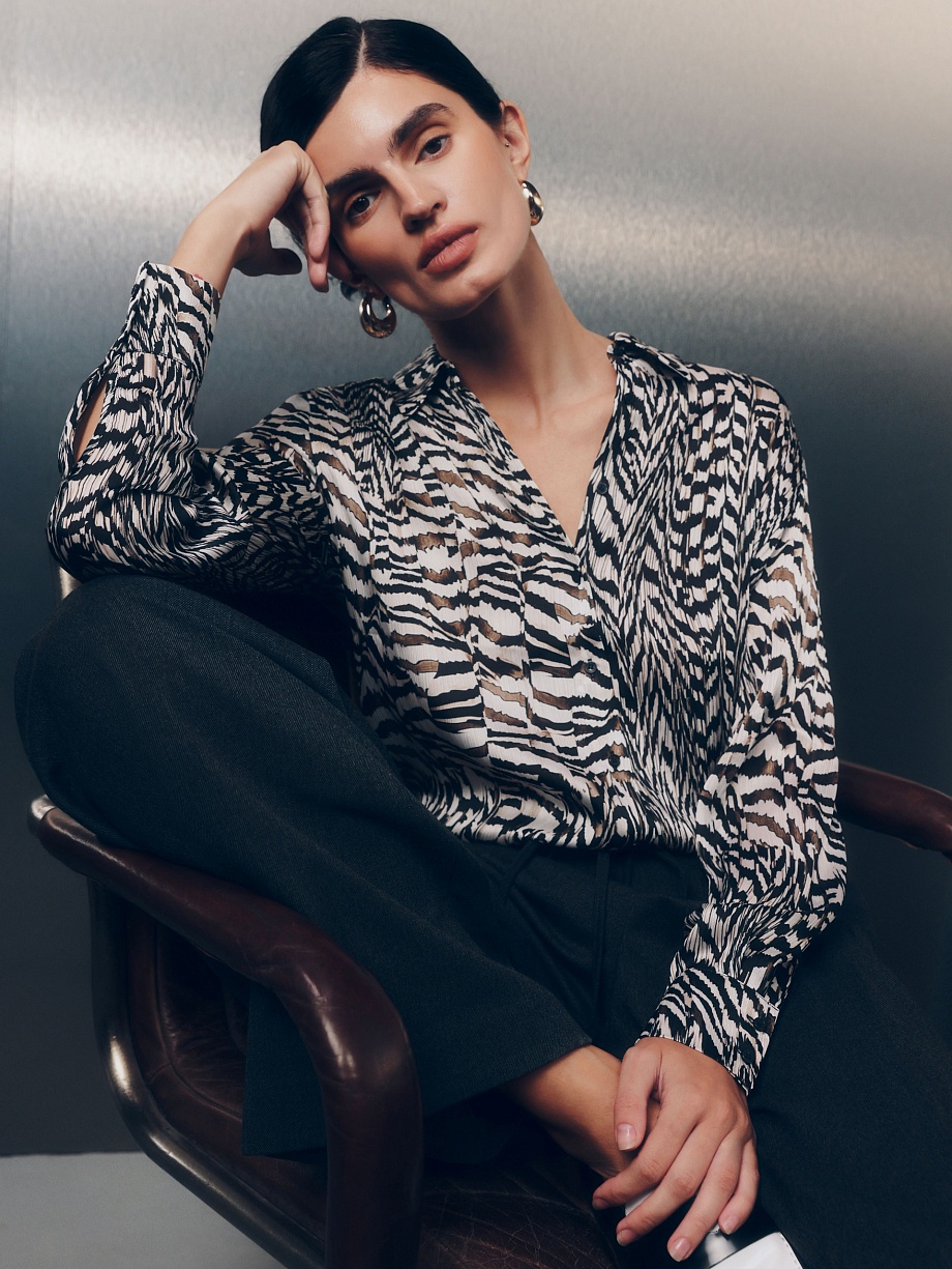 Блуза из атласной ткани с анималистичным принтом